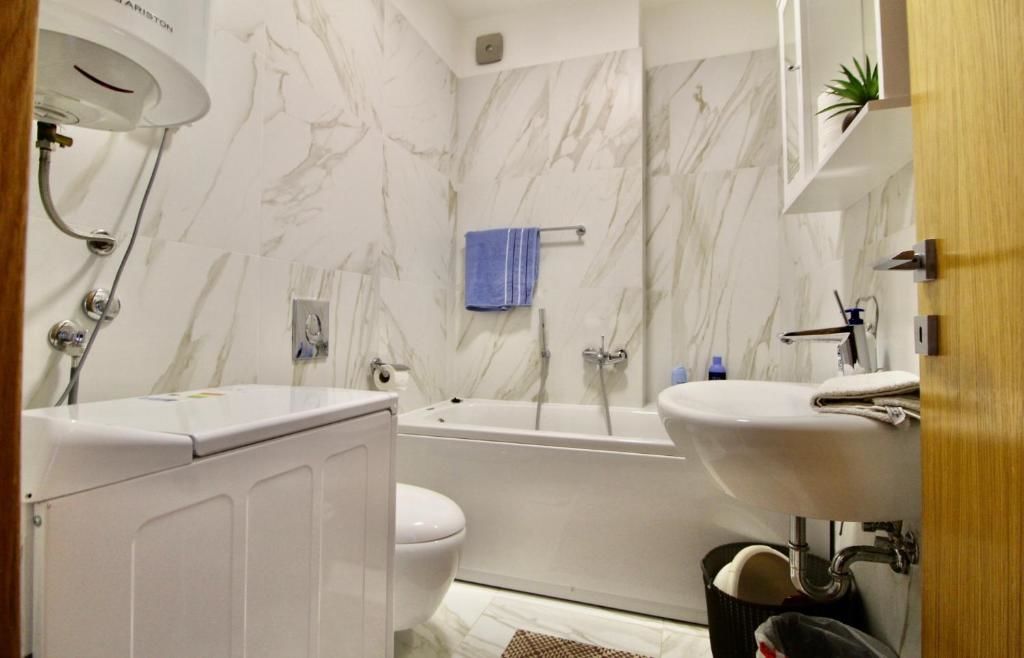 Апартаменты 2bd New Dobrota Apt w/ Pool, Gym & Sea Views Доброта